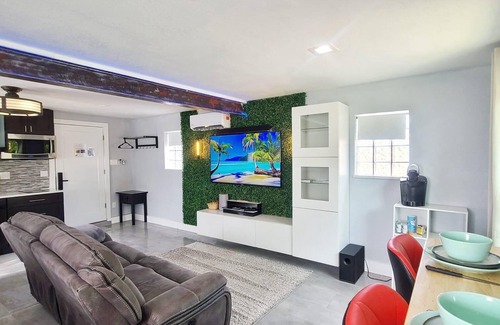 Northeast Orlando House | Lakefront presidential suite/resort pool
