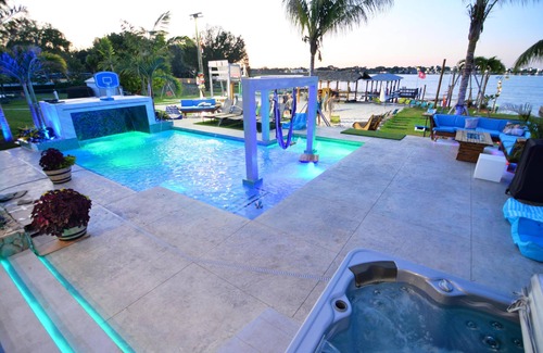 Northeast Orlando House | Lakefront presidential suite/resort pool