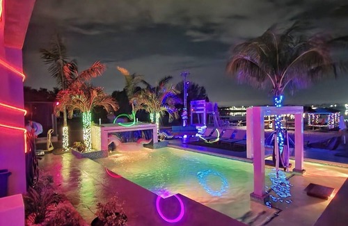 Northeast Orlando House | Lakefront presidential suite/resort pool