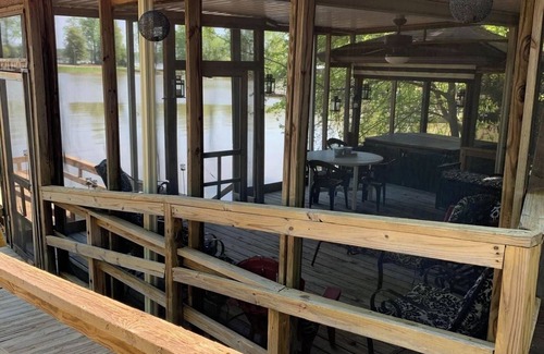 Southmont Cottage | Lakefront Private Boat dock and ramp -Quiet-Large Screened in Porch-
