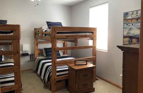 Flat Hollow Marina House | LAKEFRONT~ PRIVATE DOCK~ WiFi~ CLOSE TO MARINA~ HOT TUB~ No-Wake Cove~ 6BD,3BA