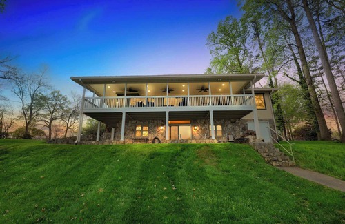 Troutman House | Lakefront Retreat | Private Dock & Fire Pit