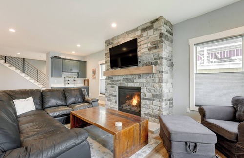 Sturgis House | Lakefront Retreat: Private Dock, Kayaks & Grill!