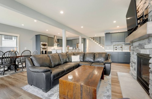 Sturgis House | Lakefront Retreat: Private Dock, Kayaks & Grill!