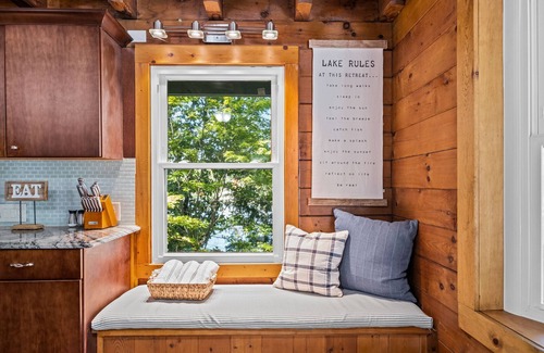 Bowling Green House | Lakefront Retreat - Sleeps 18 - Kayaks + Hot Tub
