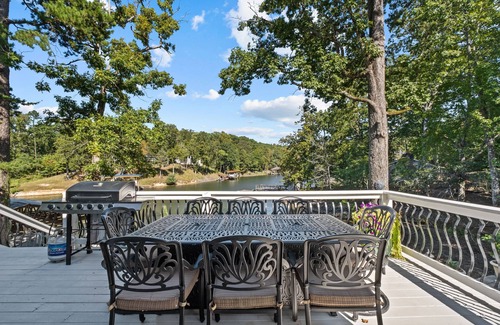 Bowling Green House | Lakefront Retreat - Sleeps 18 - Kayaks + Hot Tub