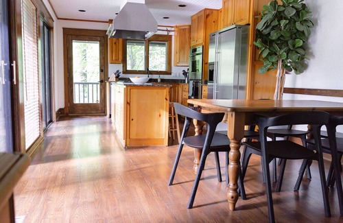 Lake Toxaway House | Lakefront Retreat in Quite Cove on Luxurious Lake Toxaway