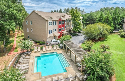 Hartwell House | Lakefront Retreat w/ Pool & Game Room near Downtown
