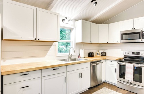 Ridgeway House | Lakefront Ridgeway Home w/Deck & Fire Pit!