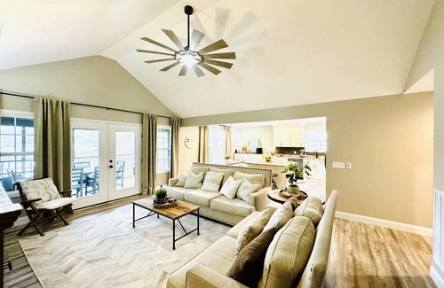 Cedar Bluff House | Lakefront|Sauna|Hot Tub|Fire Pit|Kayaks and more!