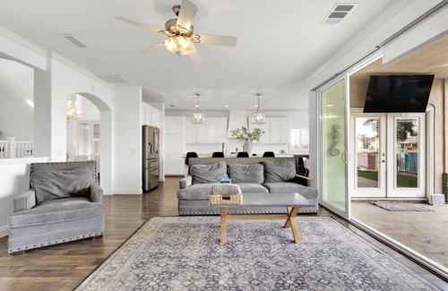 Victorville House | Lakefront Serenity Retreatnn