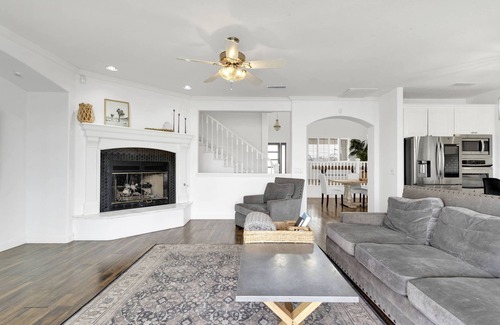 Victorville House | Lakefront Serenity Retreatnn