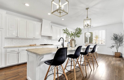 Victorville House | Lakefront Serenity Retreatnn