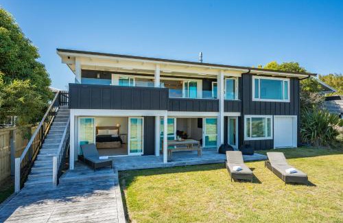 Waitahanui House | Lakefront Style - Lake Taupo Holiday Home