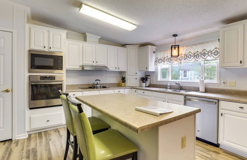 Summerton House | Lakefront Summerton Getaway w/ Boat Dock + Pool!