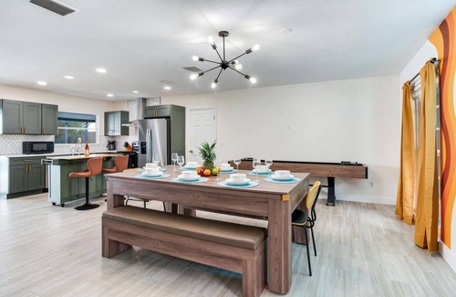 Orient Park House | Lakefront Tampa/Heated Pool/Sunrise Views/Kayaks/Games/Outdoor Bar/Sleeps 10