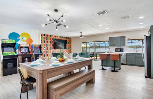 Orient Park House | Lakefront Tampa/Heated Pool/Sunrise Views/Kayaks/Games/Outdoor Bar/Sleeps 10