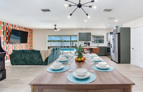 Orient Park House | Lakefront Tampa/Heated Pool/Sunrise Views/Kayaks/Games/Outdoor Bar/Sleeps 10