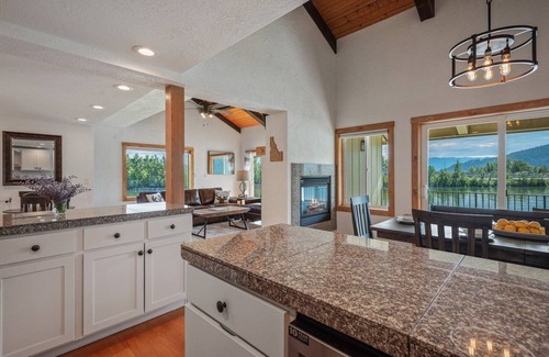 Sandpoint Condo | Lakefront Townhome w/Boat Slip, Downtown, Ideal for Families