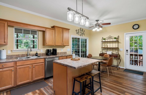 Seneca House | Lakefront Treehouse Retreat Minutes from Clemson University!