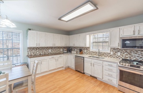 Southmont House | Lakefront w/Game Room, Kayaks and More!