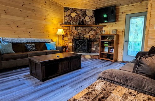 White Haven Ski Chalet | LAKEFRONT w/ HOT TUB, FIRE PIT, 5 MIN TO SKI / Sleeps 22/ Pet Friendly