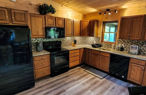 White Haven Ski Chalet | LAKEFRONT w/ HOT TUB, FIRE PIT, 5 MIN TO SKI / Sleeps 22/ Pet Friendly