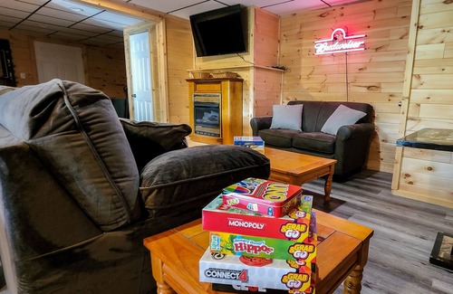 White Haven Ski Chalet | LAKEFRONT w/ HOT TUB, FIRE PIT, 5 MIN TO SKI / Sleeps 22/ Pet Friendly