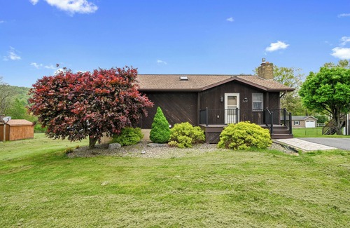 White Haven House | LAKEFRONT w/HOT TUB/GAME ROOM/FIREPIT/5 MIN TO SKI/sleeps 12/Pet Friendly