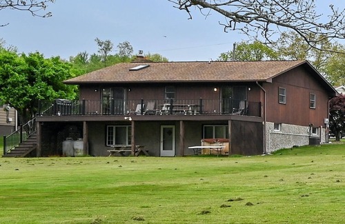 White Haven House | LAKEFRONT w/HOT TUB/GAME ROOM/FIREPIT/5 MIN TO SKI/sleeps 12/Pet Friendly
