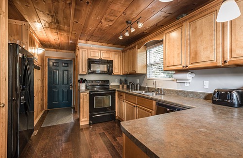 Speedwell House | Lakefront w/Private Dock, 7 BR, Free Kayaks, Firepit, Hot Tub