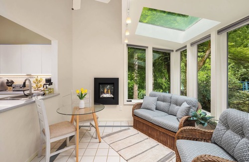 Leota House | Lakefront Woodinville Seattle Wine Country 3 BDRM 3 BTH House w English Garden