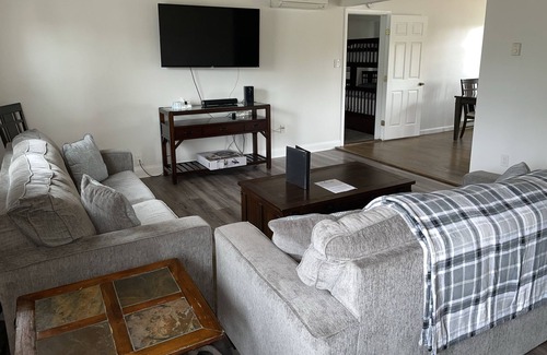 White Haven Cabin | LAKEFRONTw/HOTTUB/FIREPIT,5 min to Ski, GameRoom, KIDS PLAY AREA/Sleeps12/PetsOK