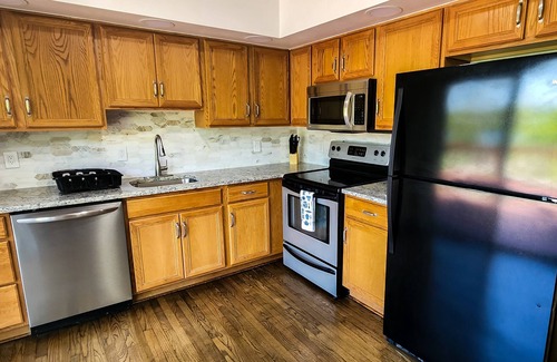 White Haven Cabin | LAKEFRONTw/HOTTUB/FIREPIT,5 min to Ski, GameRoom, KIDS PLAY AREA/Sleeps12/PetsOK
