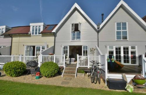South Cerney House | Lakehouse, 36 Isis Lake