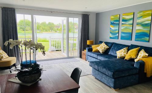 South Cerney House | Lakehouse, 36 Isis Lake