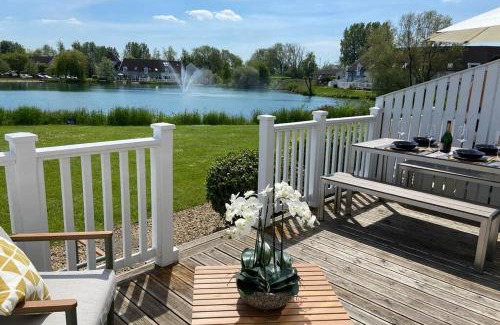 South Cerney House | Lakehouse, 36 Isis Lake