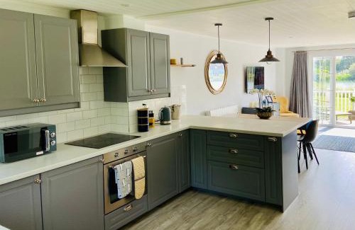 South Cerney House | Lakehouse, 36 Isis Lake