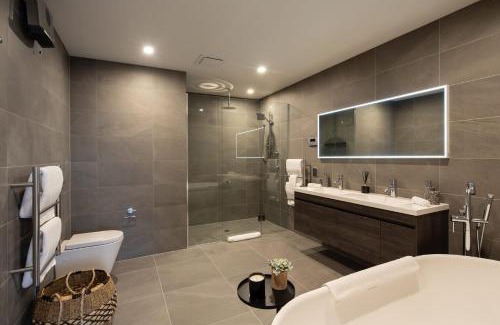 Queenstown Villa | Lakehouse 4- Free Parking- Walk To Town- Air Con