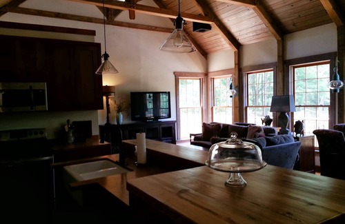Taylor Cottage | Lakehouse Retreat Minutes From The Oxford Square