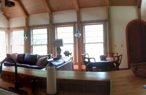 Taylor Cottage | Lakehouse Retreat Minutes From The Oxford Square