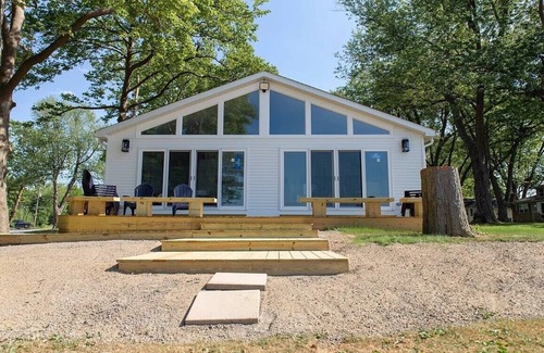 Madison-on-the-Lake Cottage | LakePointe Shores #2 Charming 4-bedroom cottage in delightful Madison