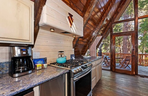 Lake Arrowhead Ski Chalet | Lakes Edge Lodge A-frame steps away from the lake