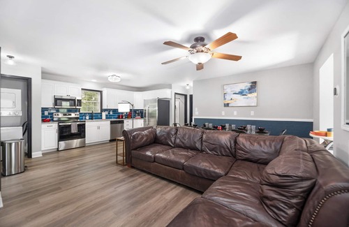 Mount Mourne House | "Lakeshore Cottage" Pool - Hot Tub - Arcade - Lake Norman Access