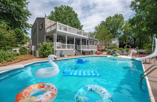 Mount Mourne House | "Lakeshore Cottage" Pool - Hot Tub - Arcade - Lake Norman Access