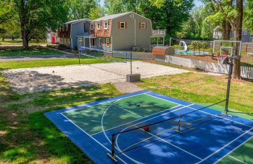 Mount Mourne House | "Lakeshore Cottage" Pool - Hot Tub - Arcade - Lake Norman Access