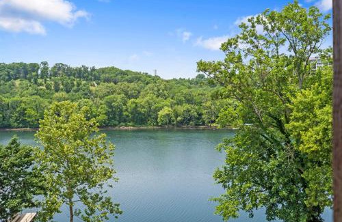 Branson House | Lakeshore Getaway