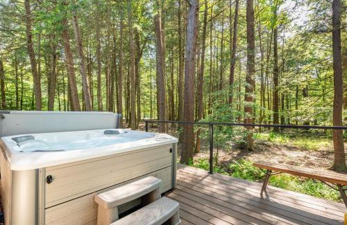 Blakeslee House | Lakeshore Oasis by AvantStay Private Beach Views Hot Tub Volleyball