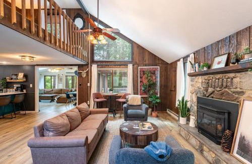 Blakeslee House | Lakeshore Oasis by AvantStay Private Beach Views Hot Tub Volleyball