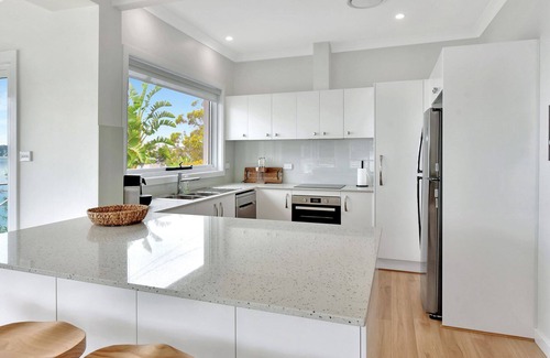 Bolton Point House | Lakeshore Retreat absolute Waterfront at Bolton Point